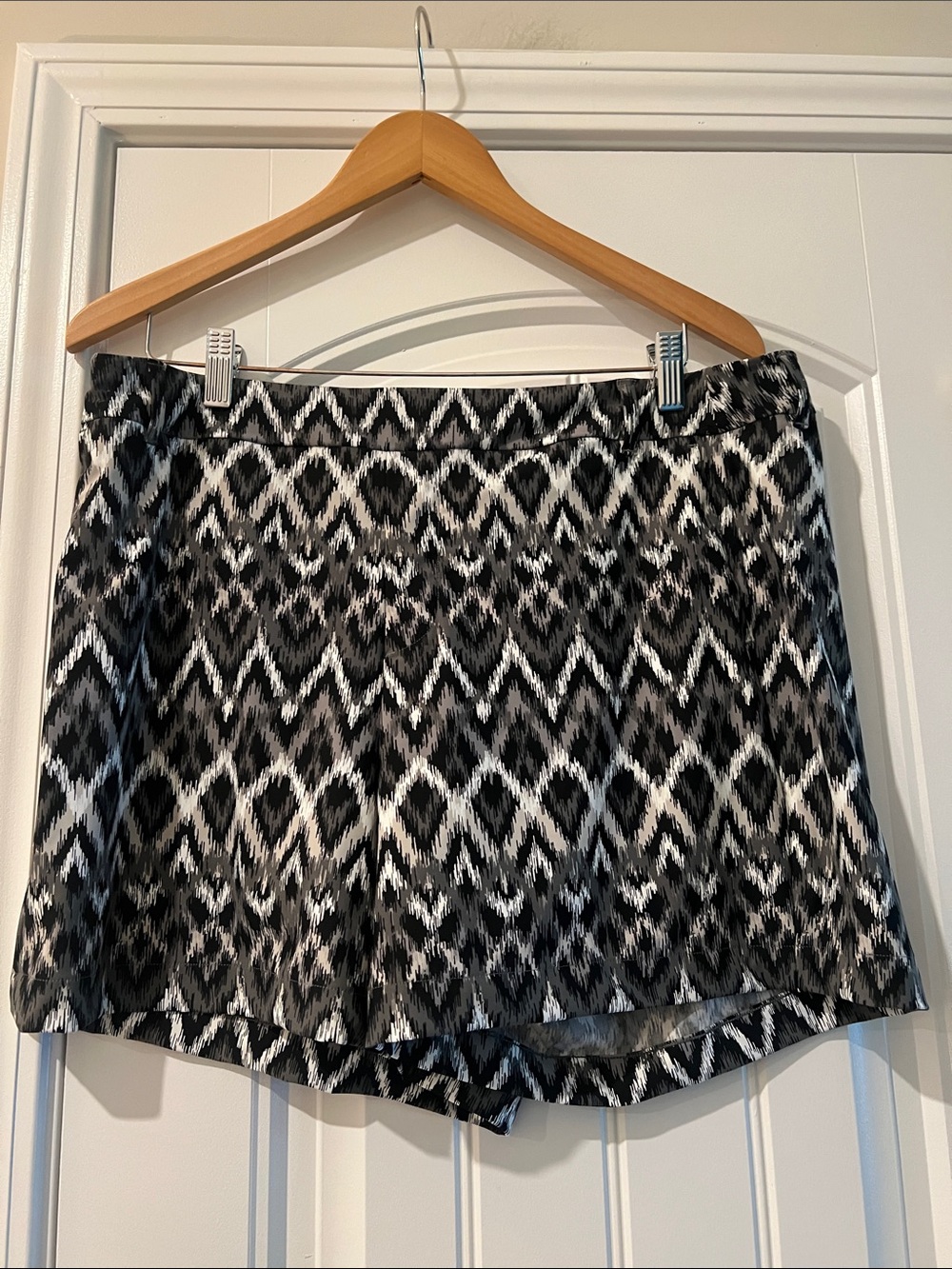 SPANX Stretch Shorts with Geometric Print NWT